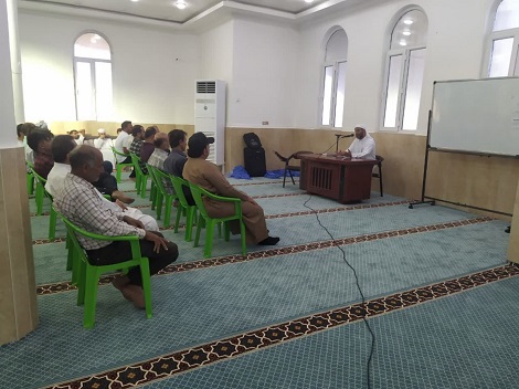 برگزاری کلاس زائرین کاروان حج تمتع شیخ علی  صالحی در مدرسه اسماعیلیه 