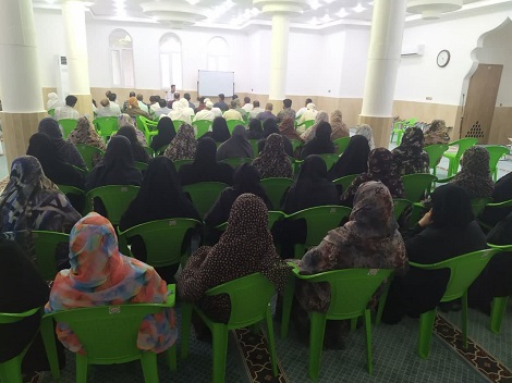 برگزاری کلاس زائرین کاروان حج تمتع شیخ علی  صالحی در مدرسه اسماعیلیه 
